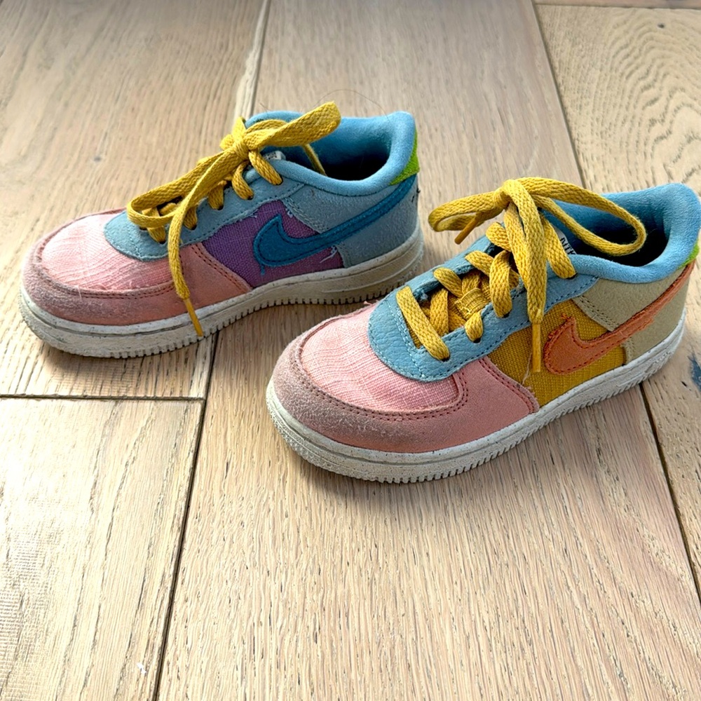 Nike tie shoes